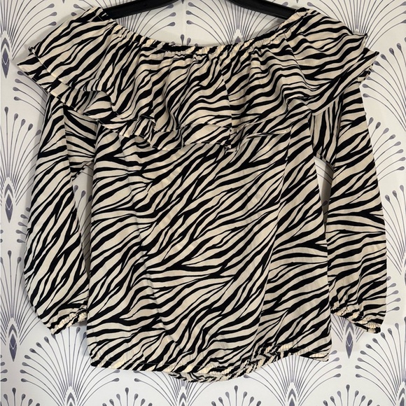 Michael Kors Black and White Ruffled 3/4 Sleeve Blouse Zebra women’s size medium - Picture 6 of 6